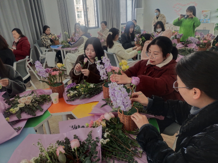 一群小孩围坐在桌子边AI 生成的内容可能不正确。